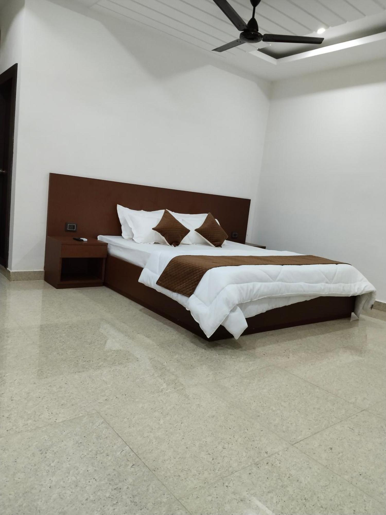 Griha Laxmi Hotel ディブルガル エクステリア 写真