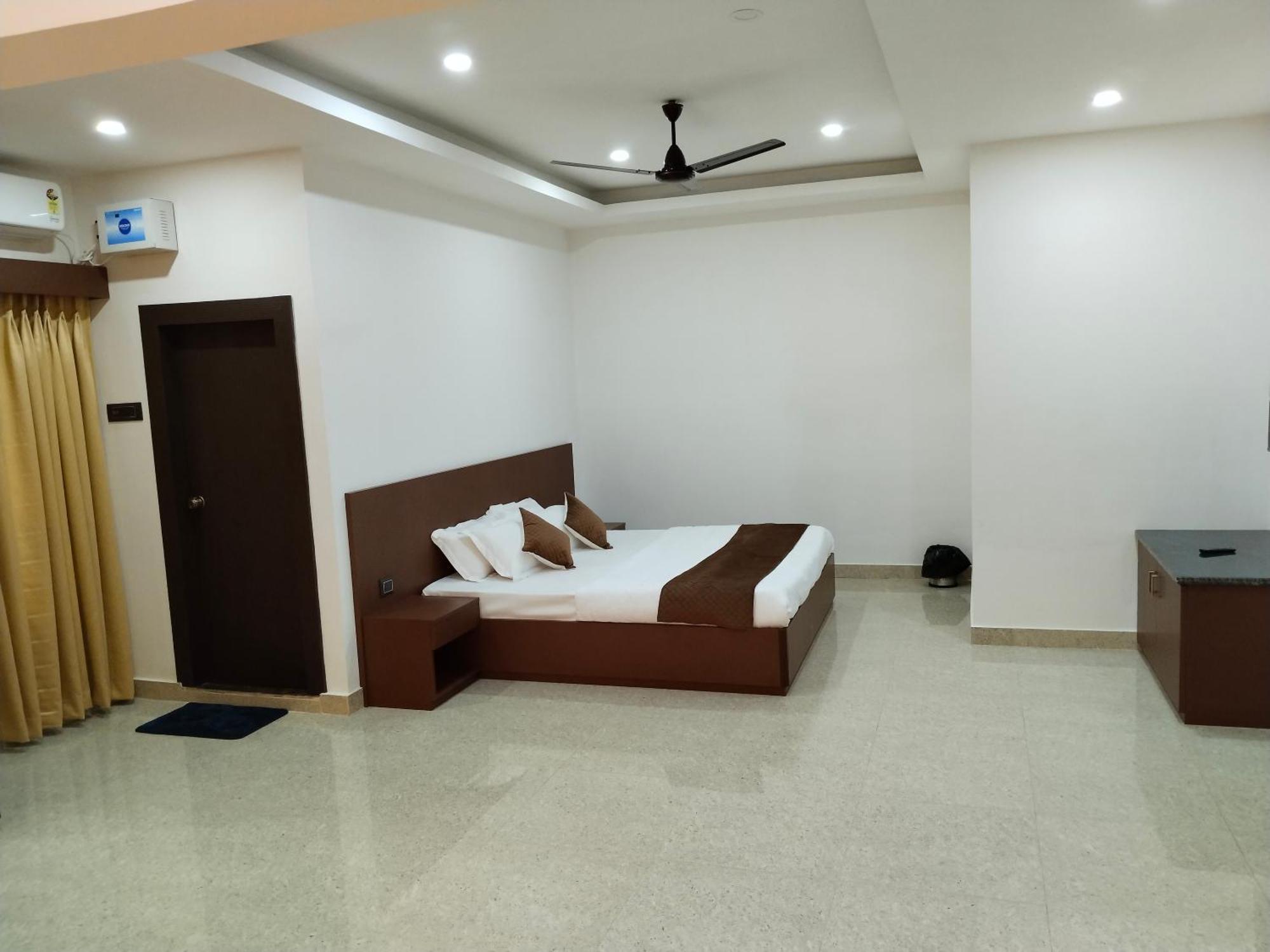Griha Laxmi Hotel ディブルガル エクステリア 写真